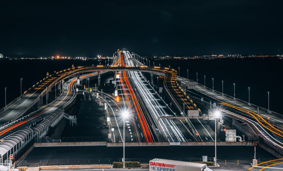 東京灣高速公路的夜景車流