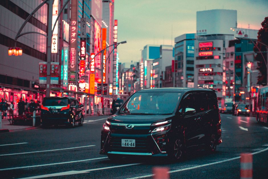 行駛在東京街頭的黑色包車廂型車