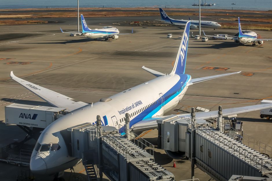 停靠在成田機場空橋的班機