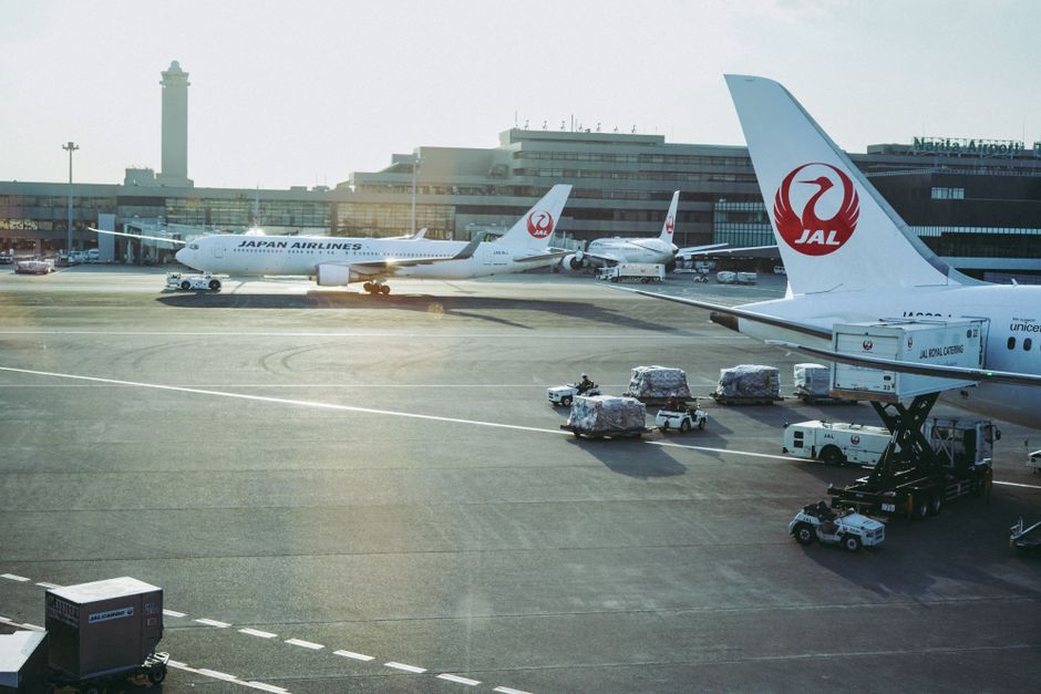 成田機場停機坪與日航班機