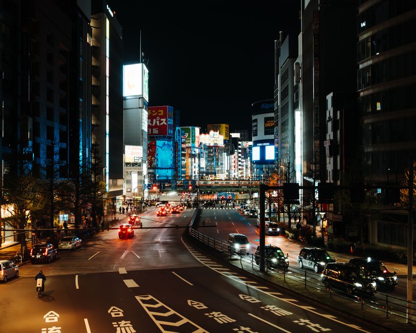 深夜的東京街頭霓虹與車流